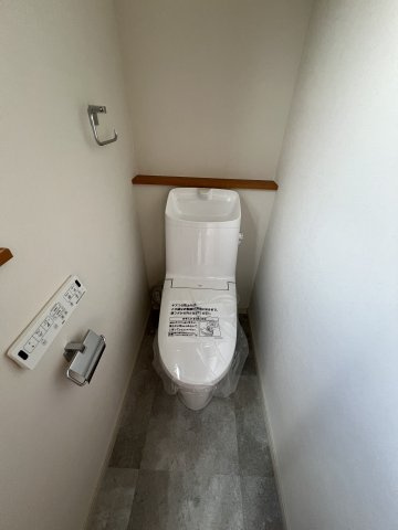 昭島市大神町4丁目　中古戸建のトイレ|トイレ設備新規交換済み(2階)☆快適性と清潔性に配慮した温水シャワートイレを設置。毎日の暮らしをより快適にする設備です。