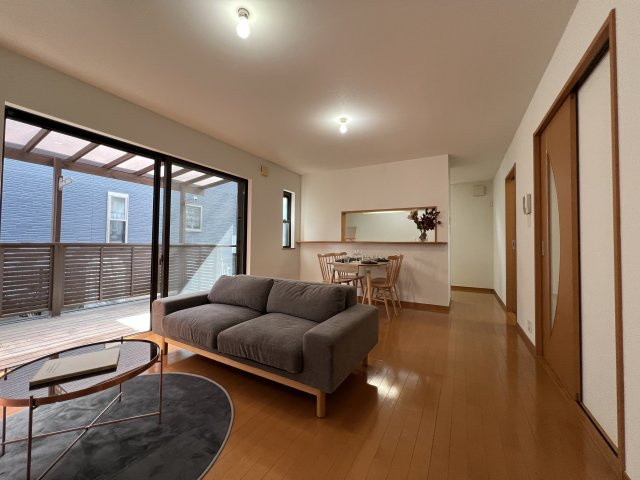 昭島市大神町4丁目　中古戸建の居間・リビング|LDKとウッドデッキがつながる開放的な空間設計。内と外がゆるやかにつながり、広がりのある暮らしを演出します♪