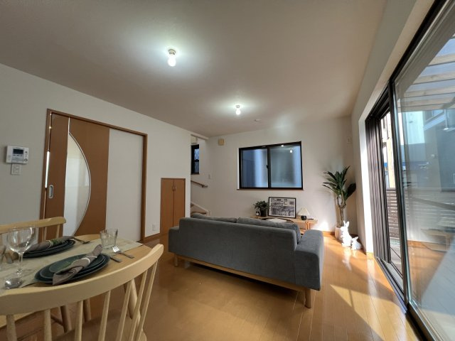 昭島市大神町4丁目　中古戸建の居間・リビング|外出や帰宅時に必ずリビングを通る動線。顔を合わせる機会が増え、家族のコミュニケーションが充実します。