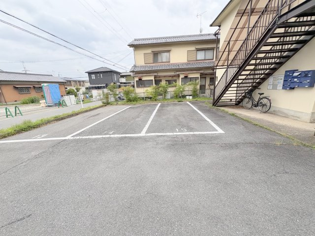 ツクモハイツの駐車場