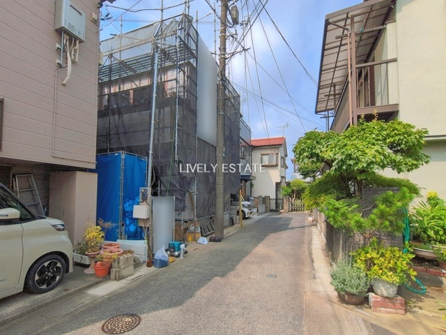 草加市八幡町 新築分譲住宅の前面道路含む現地写真