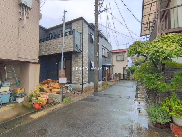 草加市八幡町 新築分譲住宅の前面道路含む現地写真