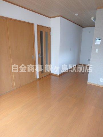 坂戸市にっさい花みず木中古戸建の居間・リビング