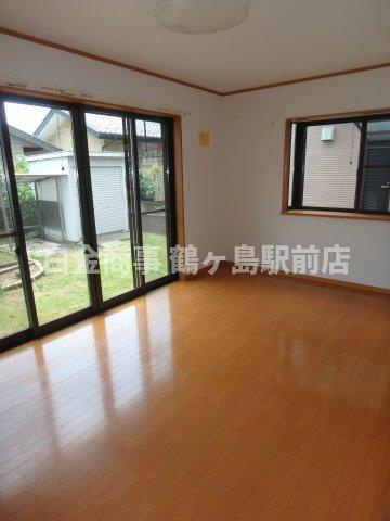 坂戸市にっさい花みず木中古戸建の居間・リビング