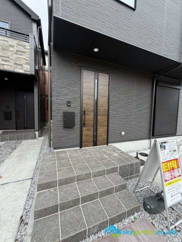 平塚市幸町3期　新築戸建　全2棟1号棟の玄関