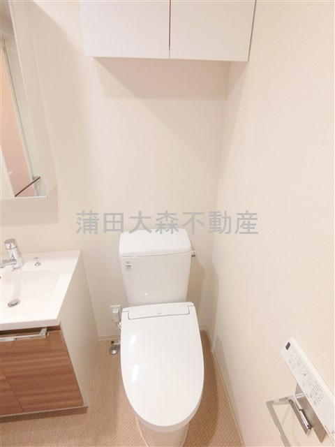 RESIDENCE大鳥居のトイレ|吊戸棚収納と温水洗浄便座付きのトイレ