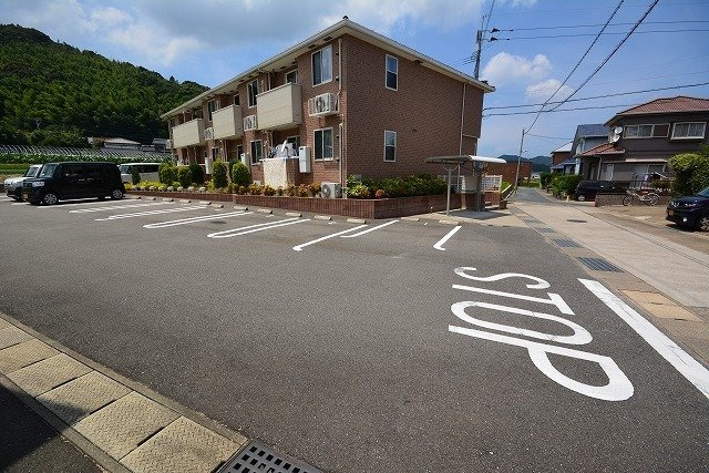ナチュラル　シャープの駐車場|駐車場があるので、車を買う予定の方も安心です