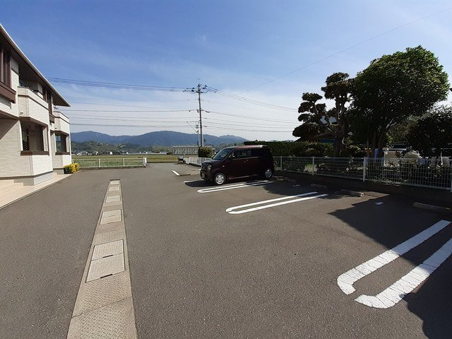 ラ・コリーヌの駐車場|駐車場があります