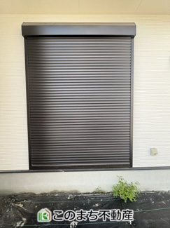 【防犯設備】 | いろどりアイタウン栃木市平柳町3丁目22-P2　7号棟 | 掃き出し窓にはシャッター雨戸があり安心感があります☆
