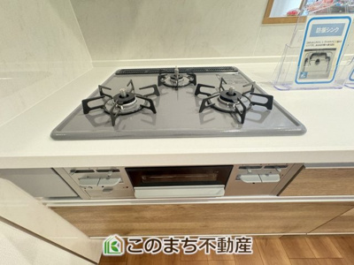 【キッチン】 | いろどりアイタウン栃木市平柳町3丁目22-P2　7号棟 | 3口ビルトインコンロで同時調理可能☆時短家事につながりますね☆