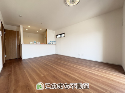 【居間・リビング】 | いろどりアイタウン栃木市平柳町3丁目22-P2　7号棟 | 窓が多く明るいリビングスペース☆ご家族の団らんを明るい日差しがが照らします☆