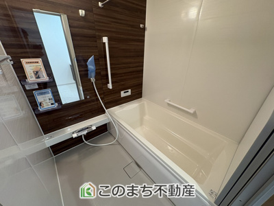 【浴室】 | いろどりアイタウン栃木市平柳町3丁目22-P2　7号棟 | お風呂は足を延ばしてゆったり入浴できる広々1坪タイプ☆

ばして入浴できる広々とした1坪タイプのお風呂☆


