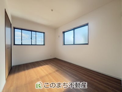 【洋室】 | いろどりアイタウン栃木市平柳町3丁目22-P2　7号棟 | 窓が多く明るい室内が好印象☆