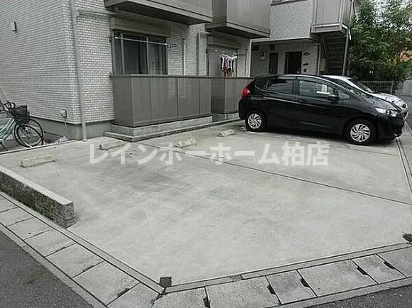 仲介手数料（賃料の1.10ヵ月）の50％OFF対象物件！の駐車場|カースペースがあります