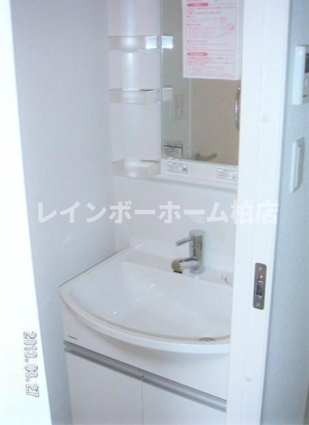 仲介手数料（賃料の1.10ヵ月）の50％OFF対象物件！の洗面所|脱衣スペースもあります