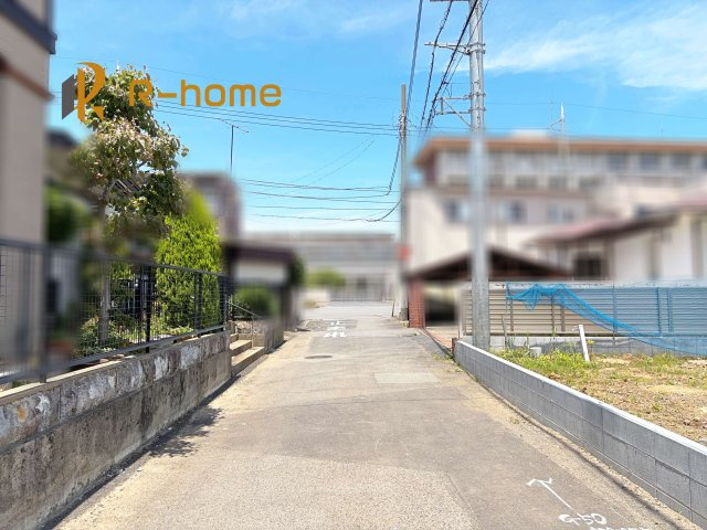 土浦市文京町1期　新築戸建て　1号棟の前面道路含む現地写真|『今から見たい！』大歓迎です♪
お気軽にＲ－ｈomeまでお問い合わせください。
