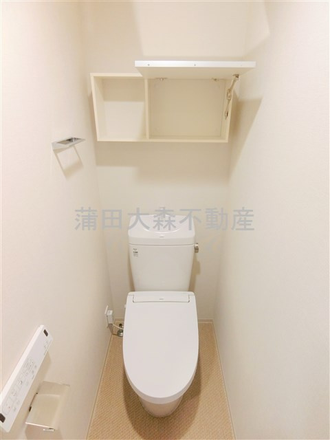 RESIDENCE大鳥居のトイレ|棚収納と温水洗浄便座付きのトイレ