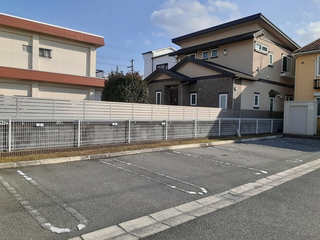インテックスⅢ番館の駐車場