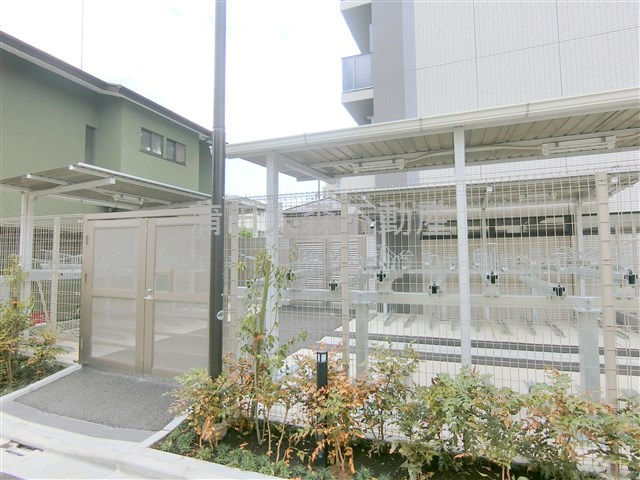 RESIDENCE大鳥居のその他共用部分|屋根付きラック式の駐輪場