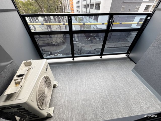 コンフォリア新大阪宮原Q　仲介手数料無料のバルコニー