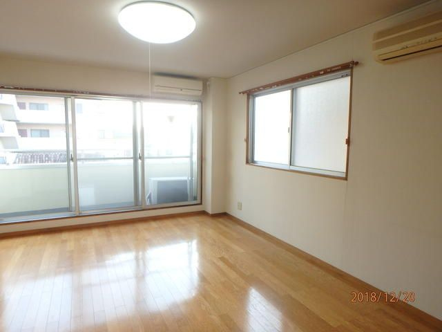 サンモールの内装|明るい室内です