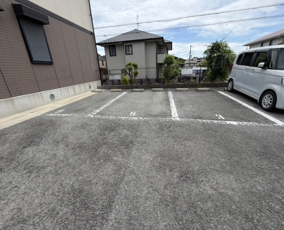 プルミエールC棟の駐車場