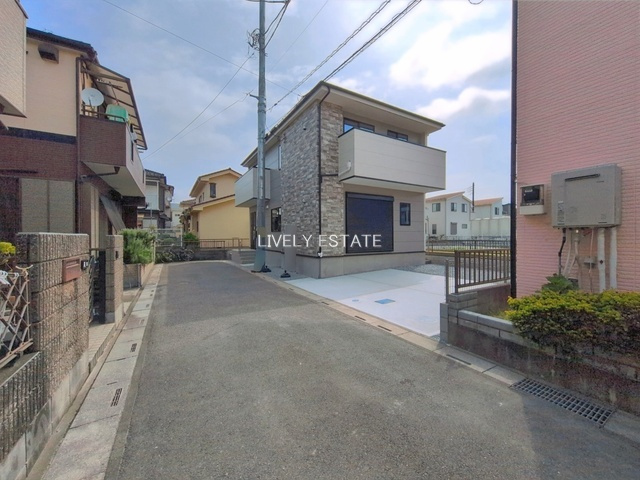 越谷市蒲生2丁目 新築分譲住宅の前面道路含む現地写真