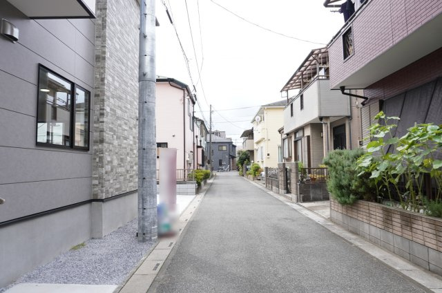 越谷市蒲生2丁目 新築分譲住宅の前面道路含む現地写真