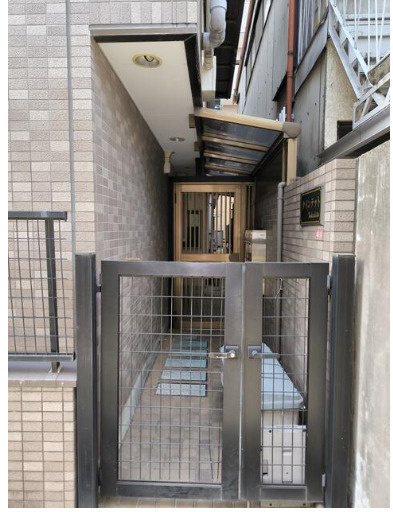 杉並区高円寺北２丁目の賃貸マンションのエントランス