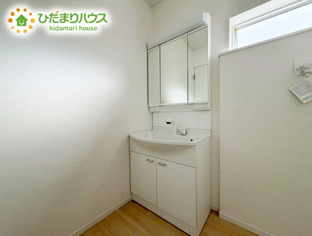 郡山市大槻町第39　新築戸建　3号棟の独立洗面台|大きな三面鏡の独立洗面。鏡の後ろは収納となっているのでスッキリと整理できます！