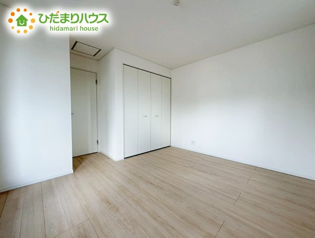 郡山市大槻町第39　新築戸建　3号棟の寝室|主寝室は広々していて安らげる空間に。大きな窓から光が差し込み、朝の目覚めも良さそう♪