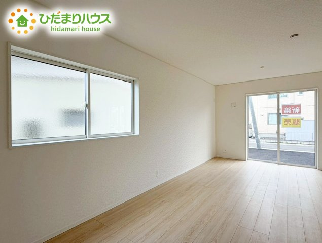 郡山市大槻町第39　新築戸建　3号棟の居間・リビング|奥行き感あるLDK。一体の空間ながらほどよい距離を保ち、家族がおもいおもいに好きな場所で寛げます。