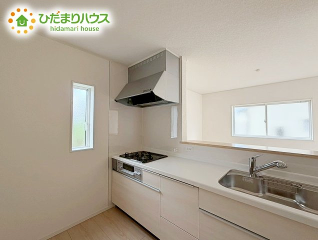 郡山市大槻町第39　新築戸建　3号棟のキッチン|家族でのコミュニケーションがとれる対面型システムキッチン。横一列にシンクとコンロをまとめたシンプルな形です。動きやすさとスタイリッシュなデザインが魅力。