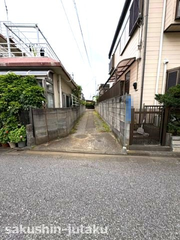 本大久保３丁目　売地の前面道路含む現地写真|本大久保３丁目　売地　古家あり（現況渡し希望）　大型宅地約１１４坪