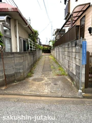 本大久保３丁目　売地の前面道路含む現地写真|本大久保３丁目　売地　古家あり（現況渡し希望）　大型宅地約１１４坪