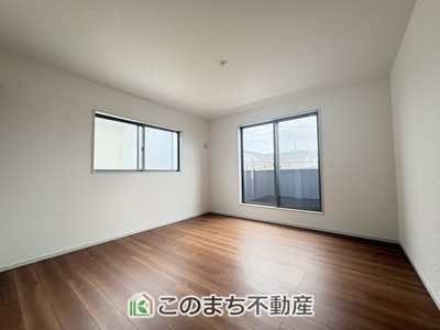 【洋室】 | いろどりアイタウン栃木市大宮町22-P1　 | 窓が多く明るい室内が好印象☆