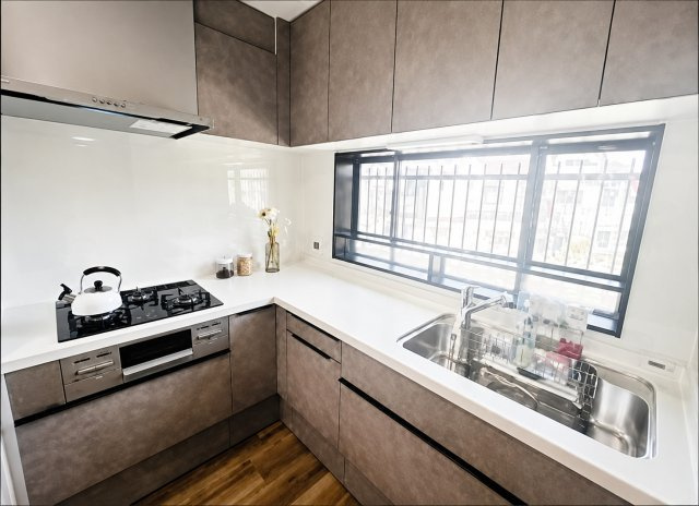 本山南町2丁目　中古戸建のキッチン|ご夫婦や親子での料理をする時間が楽しくなる使い勝手の良い、広いワークトップ
