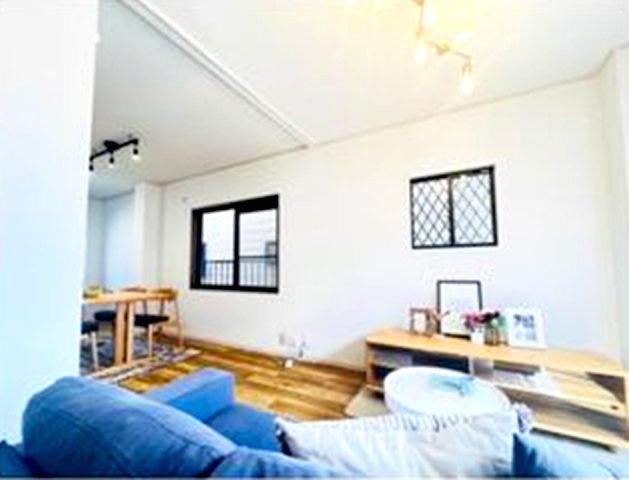本山南町2丁目　中古戸建の居間・リビング|開放感のある2階リビングは日当たりもよく日中は明るい日差しが射し込みます。また、道路からの目線も気になりにくいのでプライバシーも守られやすいですね。ご家族団欒のスペースとして大活躍するＬＤＫです。 
