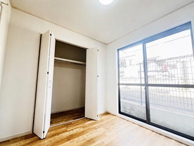 本山南町2丁目　中古戸建の収納|光が沢山取り込める大きな窓。全居室2面採光なので、日差しを長時間受ける事が出来る暖かいお部屋です。
