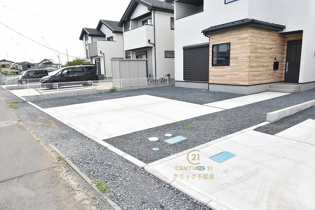 TERRACE　ひたちなか市足崎　3期 　3の駐車場|並列駐車可能なカースペースを確保。毎日のお車の出し入れがストレスなく行えます！
内覧可能です。ご予約はHPから、またお電話でも、お気軽にどうぞ。