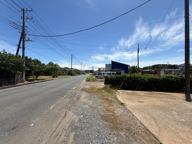 【前面道路含む現地写真】 | 鹿嶋市大字和　トイレ2ヶ所　3LDK