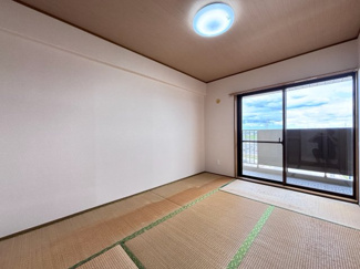 【和室】 | メヌエット八壱 | やわらかな陽ざしが心地よい畳のお部屋で思わずごろんとしたくなる、ほっと落ち着く空間です。