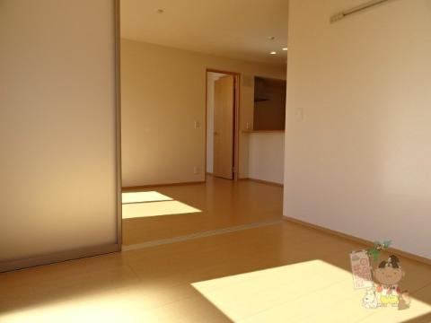 ソレイユ壱番館の居間・リビング|洋室