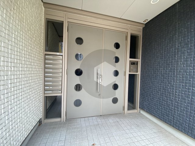 メゾンれもんの木のエントランス