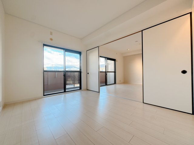 【居間・リビング】 | チュリスガーデンコート伊都の国 | 採光に優れた洋室。朝日が差し込み、気持ちの良い朝を迎えられます。