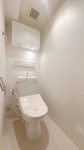 【トイレ】 | チュリスガーデンコート伊都の国 | 【温水洗浄便座】清潔感のあるトイレ空間。上部には収納棚があり、備品もスマートに保管できます。
