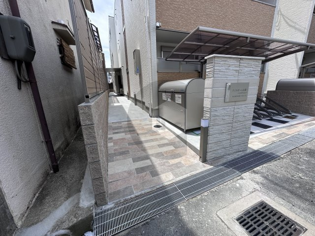 クリエオーレ衣摺1のエントランス