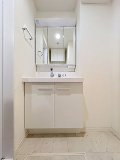【独立洗面台】 | GlowHomes溝の口 | ※同建物ほかのお部屋の写真です。