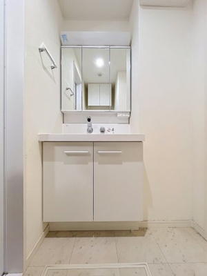 【独立洗面台】 | GlowHomes溝の口 | ※同建物ほかのお部屋の写真です。