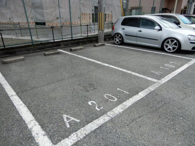 メゾンティファＢ棟の駐車場